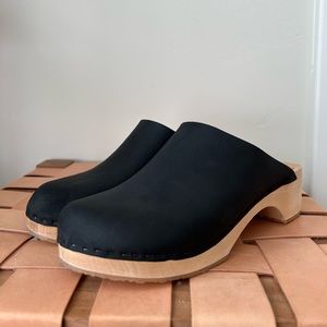 Bryr Worker Clog Coal Black nubuck sz 9 or 9.5